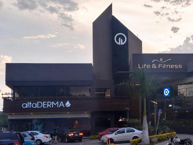 Local Comercial en Renta en Forum Center