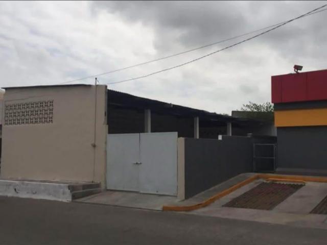 Local comercial en renta sobre Avenida Hidalgo, esquina con Topiltzin, Col. Trueba