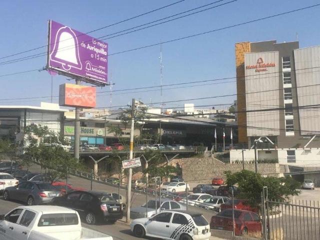 LOCAL COMERCIAL EN RENTA SOBRE BERNARDO QUINTANA