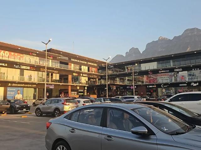 Local Comercial en Renta, Puerta de Hierro, Cumbres
