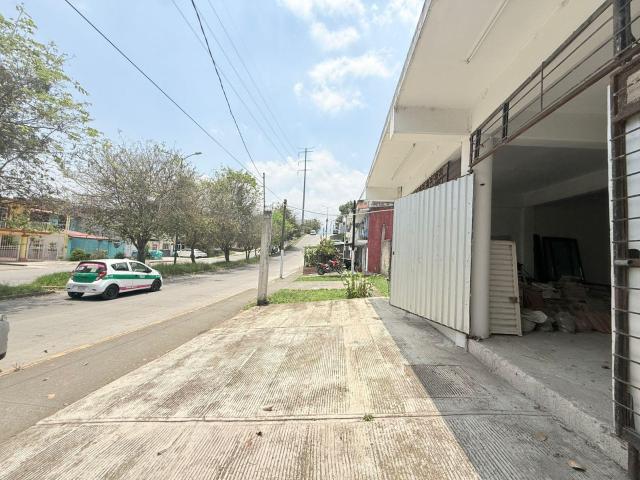 local tipo bodega en Venta sobre Bulevar Diamante, a unos minutos de plaza museo, Xalapa, Ver