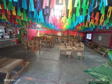 Local comercial sobre avenida con uso de suelo Restaurante