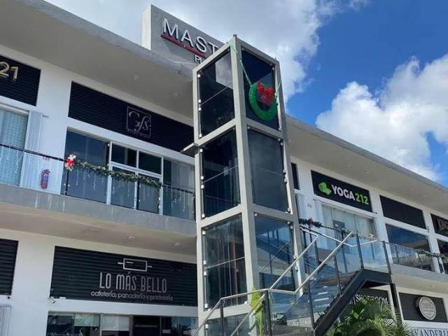 Local comercial sobre avenida Huayacan / Commercial spaces on Huayacan Avenue