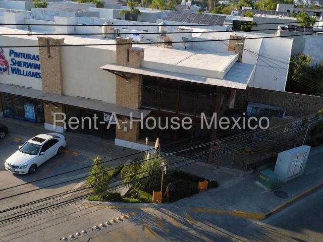 Local comercial sobre Paseo Constituyentes junto a Walmart El Pueblito RAH2961