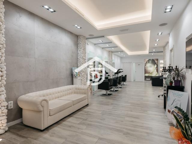 ✨ Local comercial reformado y listo para entrar en funcionam. 293m² Alzira