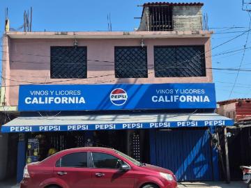 Local Comercial y 3 Departamentos en Puerto Marquez