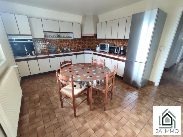 Local commercial avec appartement T4 et terrain constructibl. 230m² Olby