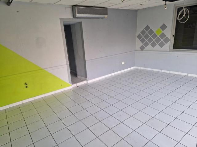 Local commercial avec vitrine