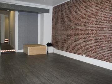 Local commercial à transformer en appartement avec cour privative