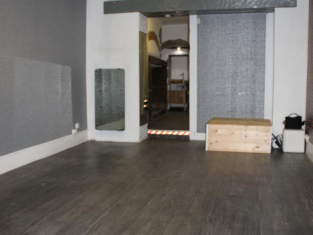 Local commercial à transformer en appartement avec cour privative