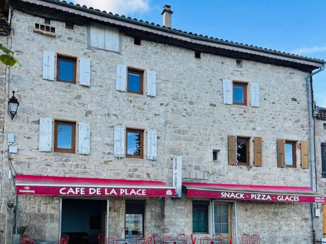 Local commercial bar avec terrasse et appartement