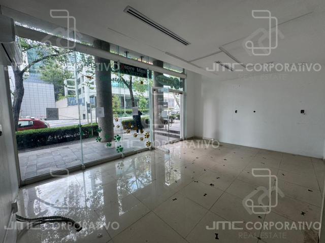 Local con mezzanine en renta, Santa Fe, CDMX