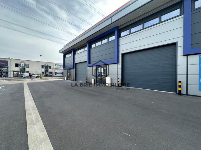 Local d'activité 195 m2 + 86 m2 de bureaux