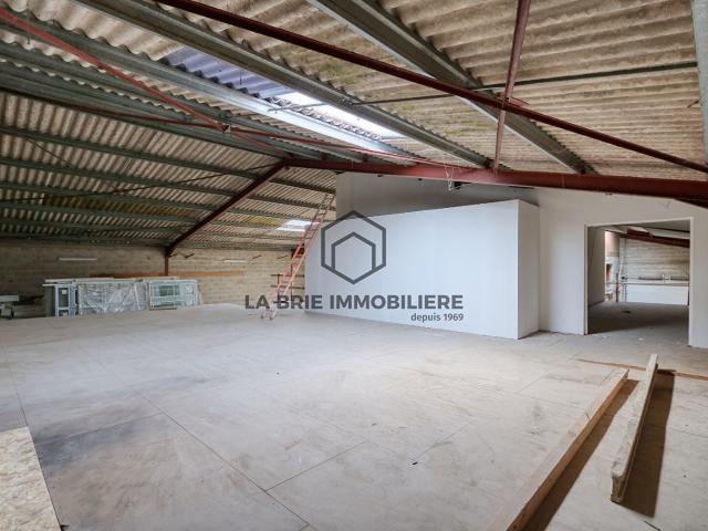 Local d'activité Draveil 500 m2 entrepôt + 160 m2 bureaux