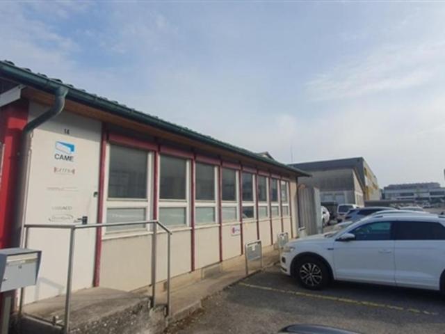 Local de 109 m2 dans zone industrielle