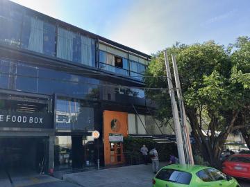 Local de 115m2 en 1er piso de plaza Comercial