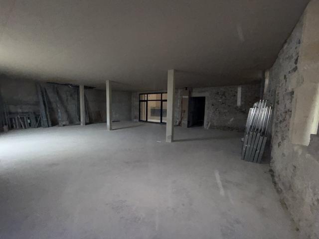 Local de 169 m2 avec une cour de 21 m2, le local est vendu b. 170m² Sète