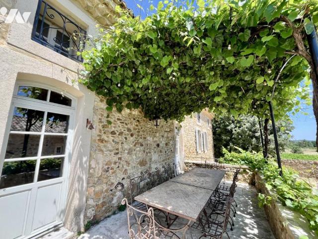 Maison à louer à Saint Julien de Peyrolas, Occitanie, 890000€