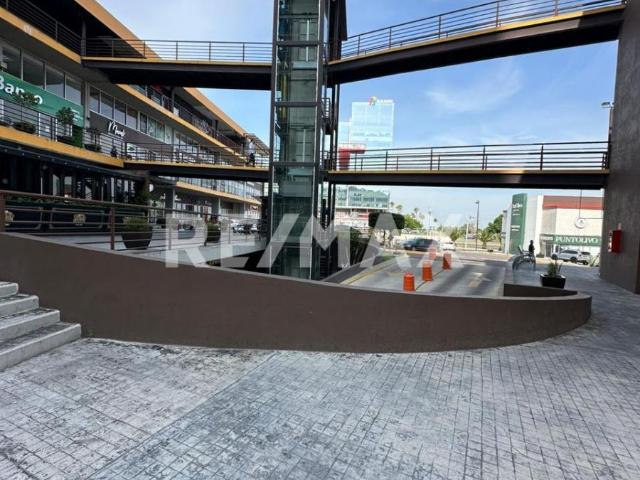 Local en venta en plaza comercial Q7001