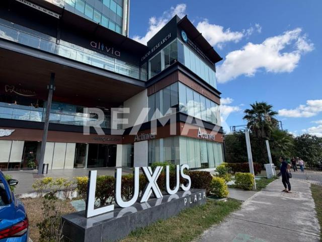 Local en venta en plaza Luxus en esquina