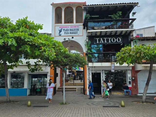 Local en venta Plaza Malecon en Puerto Vallarta