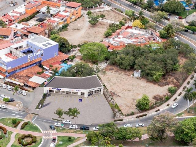 Local en Zihuatanejo en glorieta con estacionamiento