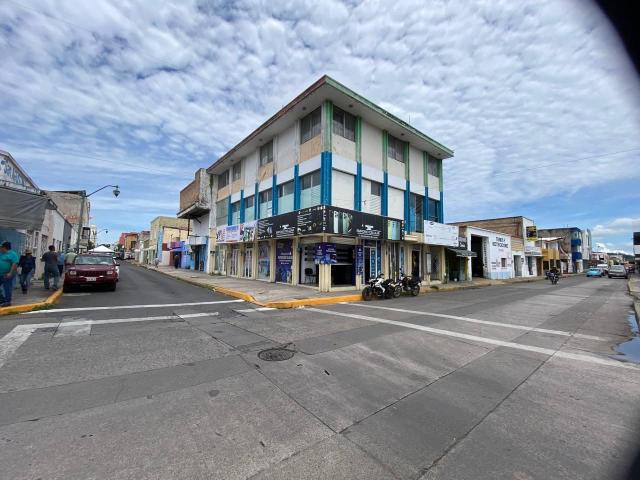Local en calle Abasolo esq. San Luis