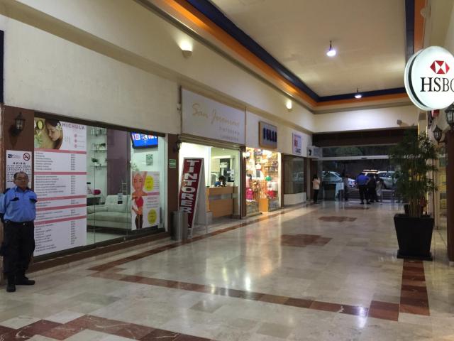 Local en Centro Comercial Luis Cabrera, Av. Contreras