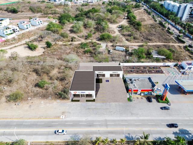 Local en Cruz de Huanacaxtle sobre carretera con estacionamiento