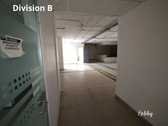 Local en Edificio con Amplio Uso Comercial en el Corazon de Napoles