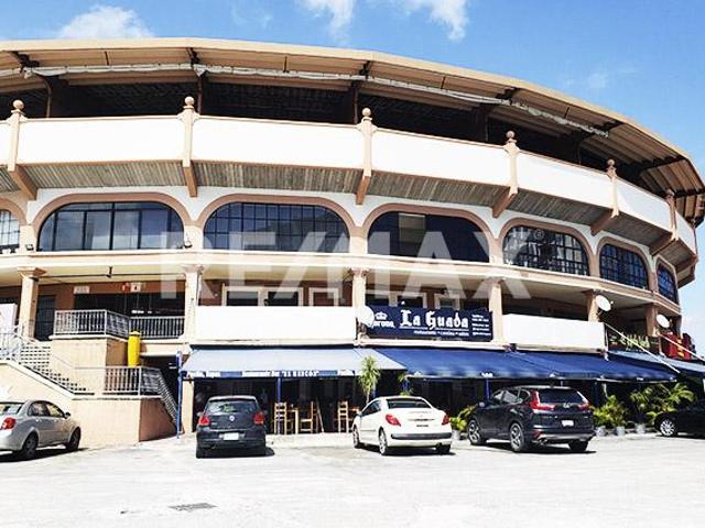 Local en el Corazón de Cancún: En Venta en Plaza de Toros, a pasos del Malecón
