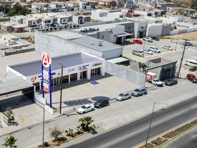 Local en Ensenada en avenida principal con estacionamiento