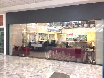 Local en Exclusiva Plaza Comercial de Bosques de las Lomas con afluencia garantizada
