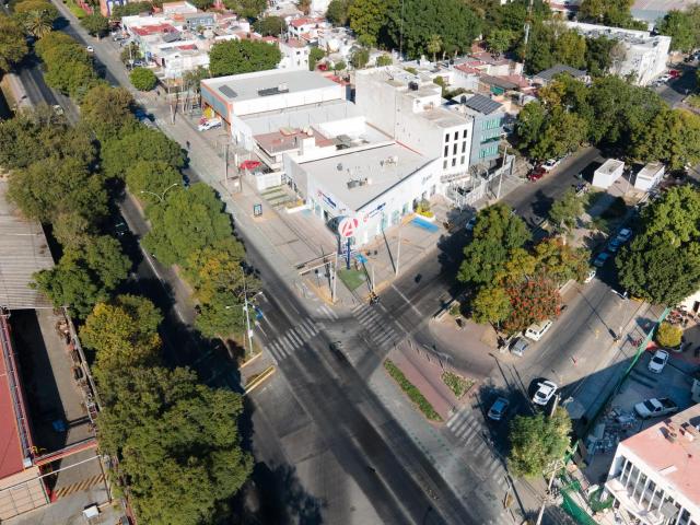 Local en Guadalajara en esquina de avenidas importantes con estacionamiento