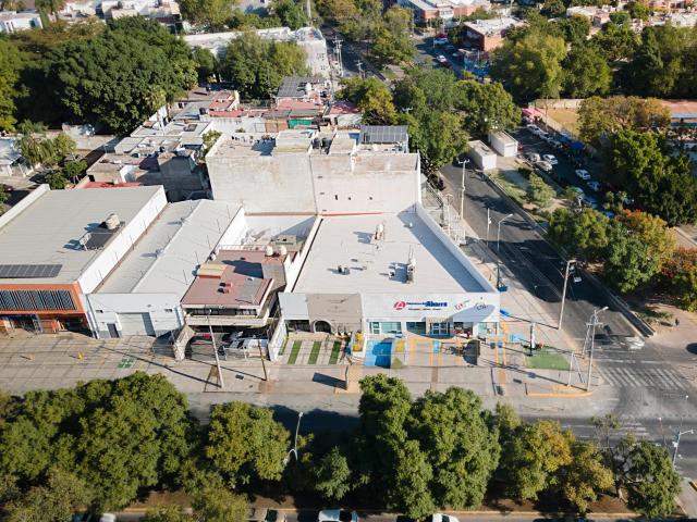 Local en Guadalajara en esquina de avenidas importantes con estacionamiento