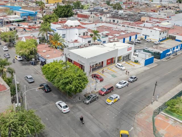 Local en Guadalajara en esquina de avenidas principales