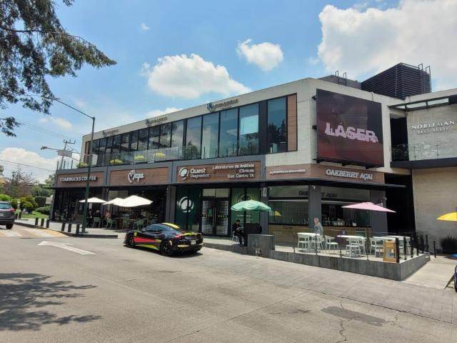 Local en Lomas de Tecamachalco ubicado dentro de una plaza con ?rea de terraza