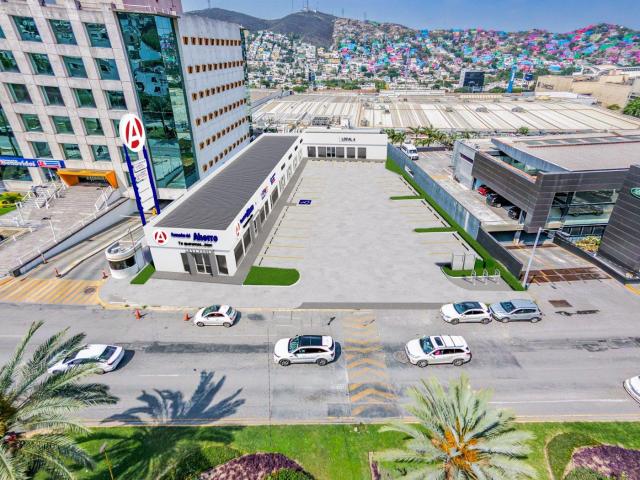 Local en Monterrey en avenida principal con estacionamiento