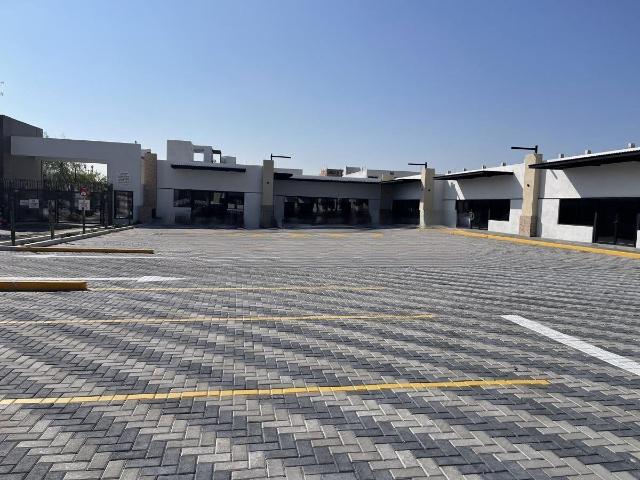 Local en plaza comercial en pb en renta en Hacienda Juriquilla Queretaro