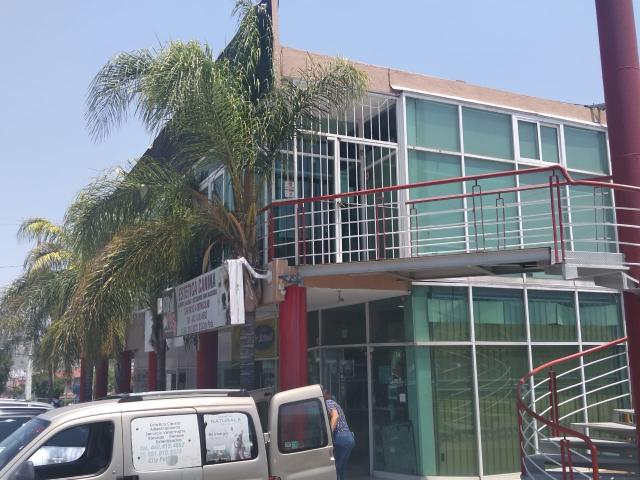 LOCAL EN PLAZA COMERCIAL SOBRE PIE DE LA CUESTA
