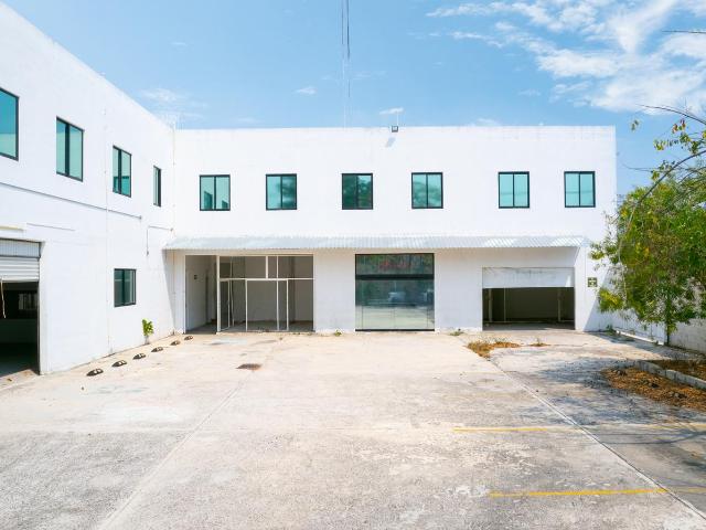 Local en renta en Centro, M?rida ? Con 18 estacionamientos y uso comercial/oficinas