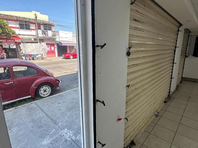 Local en renta en constituyentes norte esquina Carmen Perez Fracc. Los Pinos