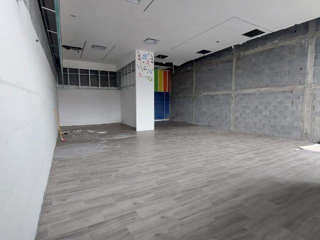 LOCAL EN RENTA EN CUMBRES ELITE