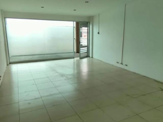 LOCAL EN RENTA PLAZA MORET / 36.02 m2