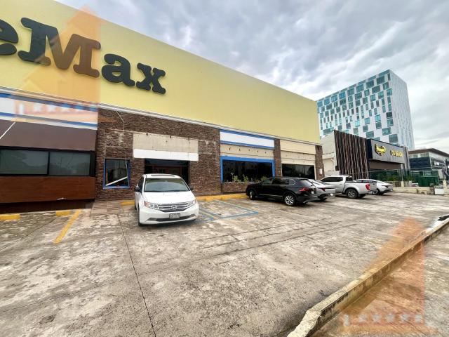 Local en renta frenta Avenida Bonampak Plaza Nayandei