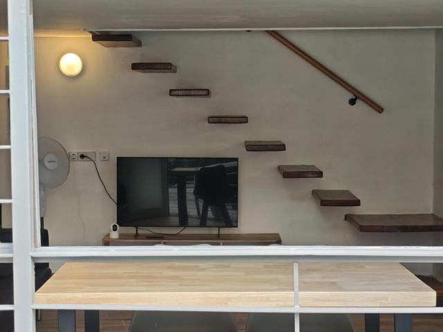 Local estudio Oficina Reformada completamente equipado y Lumínosa libre en alquiler en Sants Badal Les Corts parking intenet coworking metro y bus optima comunicacion privacidad y seguridad