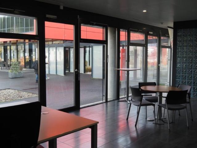 Local lumineux au rez de chaussée avec vitrine