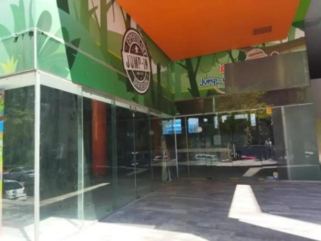 Local muy amplio con excelente altura, muy versátil, cerca de avenidas principales