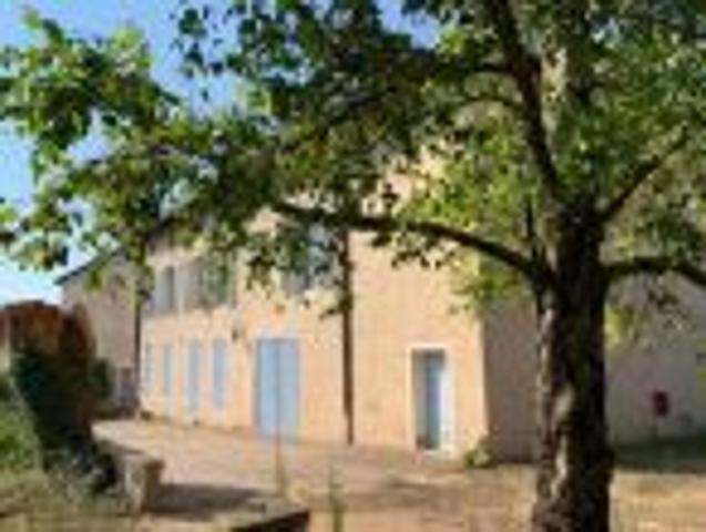 Local Professionnel à louer à Neuville les dames