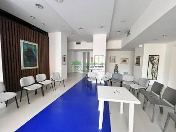 Palazzina commerciale in affitto a Comiso
